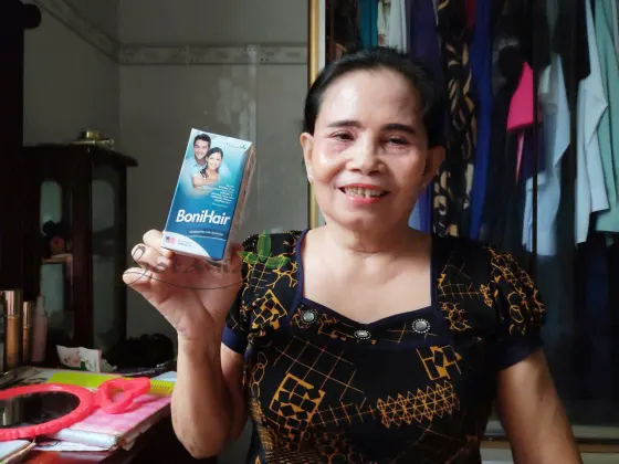 Cô Lệ 67 tuổi và mái tóc đen nhánh dày dặn của mình