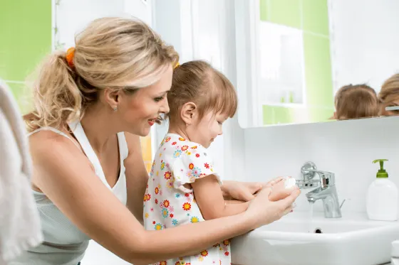 Tập cho trẻ thói quen rửa tay thường xuyên bằng xà phòng