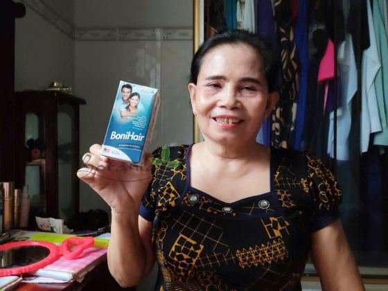 Cô Lệ 67 tuổi và mái tóc đen nhánh dày dặn của mình