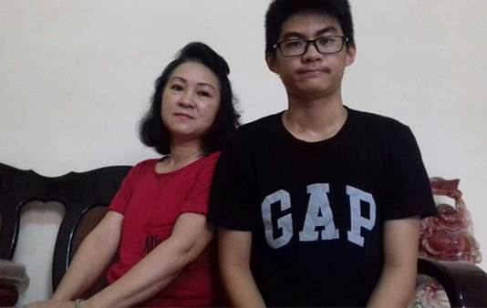 Cháu Lê Quan an đã bị bạc tóc từ khi lên 7 tuổi
