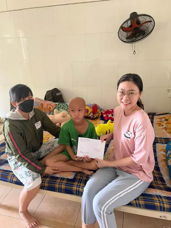 Công ty Botania trao quà cho mẹ con chị Diễm