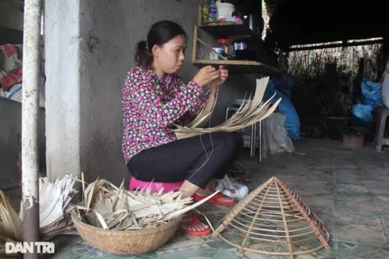 Kinh tế cả gia đình bây giờ trông chờ vào công việc đan nón của chị Thảo