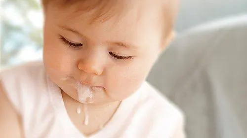 Trẻ nhỏ bị rối loạn tiêu hóa thường bị nôn trớ