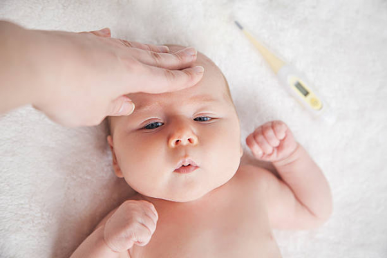 Trẻ sốt có nên tắm không?
