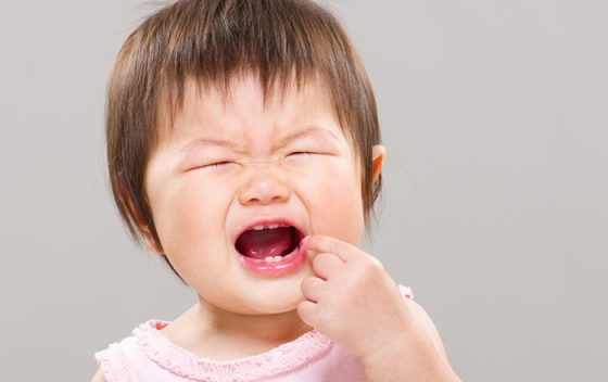 Bé bị biếng ăn sinh lý do mọc răng