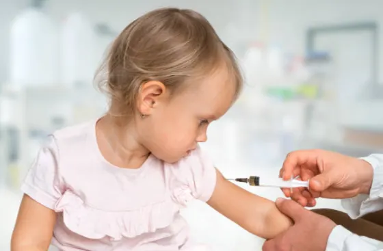 Tiêm vacxin đầy đủ cho trẻ là điều cần thiết