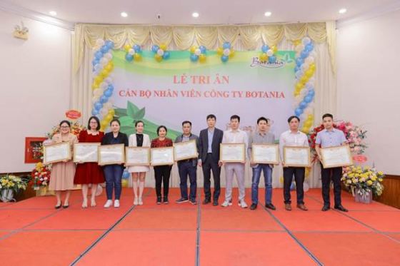Anh Hoàng trao bằng khen và phần thưởng cho những nhân viên cống hiến 10 năm