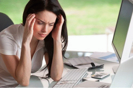 Căng thẳng thường xuyên gây tình trạng tóc bạc ở người trẻ