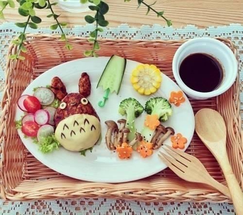 Món ăn với màu sắc bắt mắt sẽ kích thích trí tò mò của trẻ.