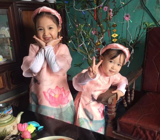 Hai bé Tú Linh, 5 tuổi và Minh Khuê, 3 tuổi.