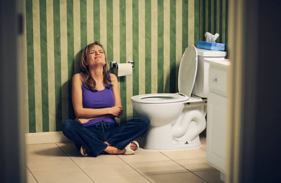 Táo bón hoặc tiêu chảy kéo dài sẽ gây ra và làm nặng thêm bệnh trĩ