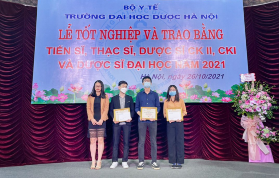 Đại diện công ty Botania lên trao Học bổng Botania cho các bạn sinh viên.