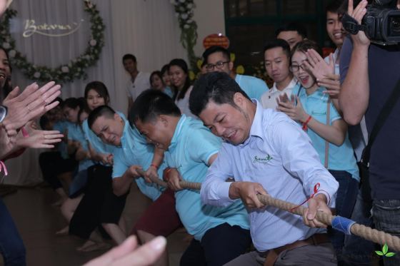 Công ty Botania sôi động với trò chơi kéo co.
