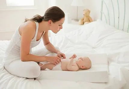 Phụ nữ sau sinh rất dễ gặp tình trạng rụng tóc