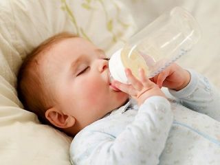 Hỏi: Cháu tôi được 7 tháng, hay ốm nên phải dùng kháng sinh, đi ngoài phân lỏng. Hỏi cách điều trị?