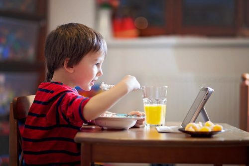 Ép con ăn bằng mọi cách, cha mẹ đã vô tình tạo những thói quen xấu cho trẻ